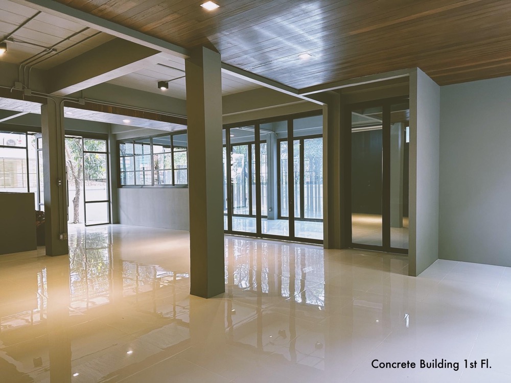 Office For Rent 1200 SQM, Ratchadaphisek 32, Parking for 16 cars, Near MRT Lat Phrao Blue line and Yellow Line