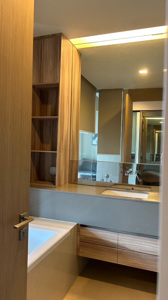 The Esse Asoke  1 Bed 1 Bath  near ฺBTS Asoke, Ready to move in