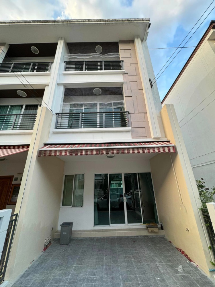 Town Home for Rent at Baan Klang Muang Sathorn-Taksin2, 3 bedroom, Near The Mall Thaphra, Fully furniture, Ready to move in