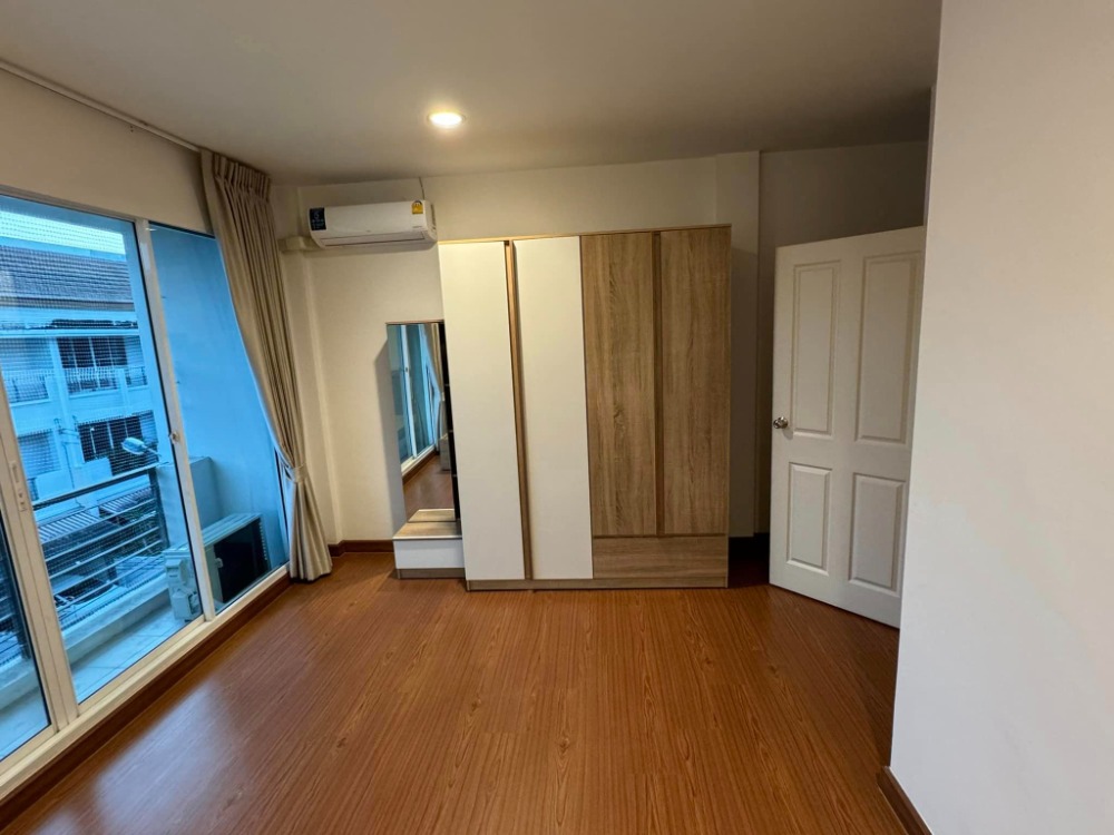 Town Home for Rent at Baan Klang Muang Sathorn-Taksin2, 3 bedroom, Near The Mall Thaphra, Fully furniture, Ready to move in