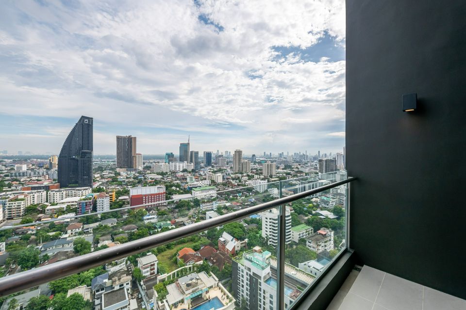 ให้เช่า คอนโดหรูย่านทองหล่อ: Beatniq Sukhumvit 32, Duplex 2 ห้องนอน ชั้นสูง เฟอร์นิเจอร์ครบ พร้อมอยู่ ใกล้ BTS ทองหล่อ