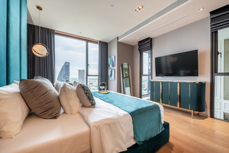 ขาย คอนโดหรูย่านทองหล่อ: Beatniq Sukhumvit 32, Duplex 2 ห้องนอน ชั้นสูง เฟอร์นิเจอร์ครบ พร้อมอยู่ ใกล้ BTS ทองหล่อ ราคา 34.9 ล้านบาท