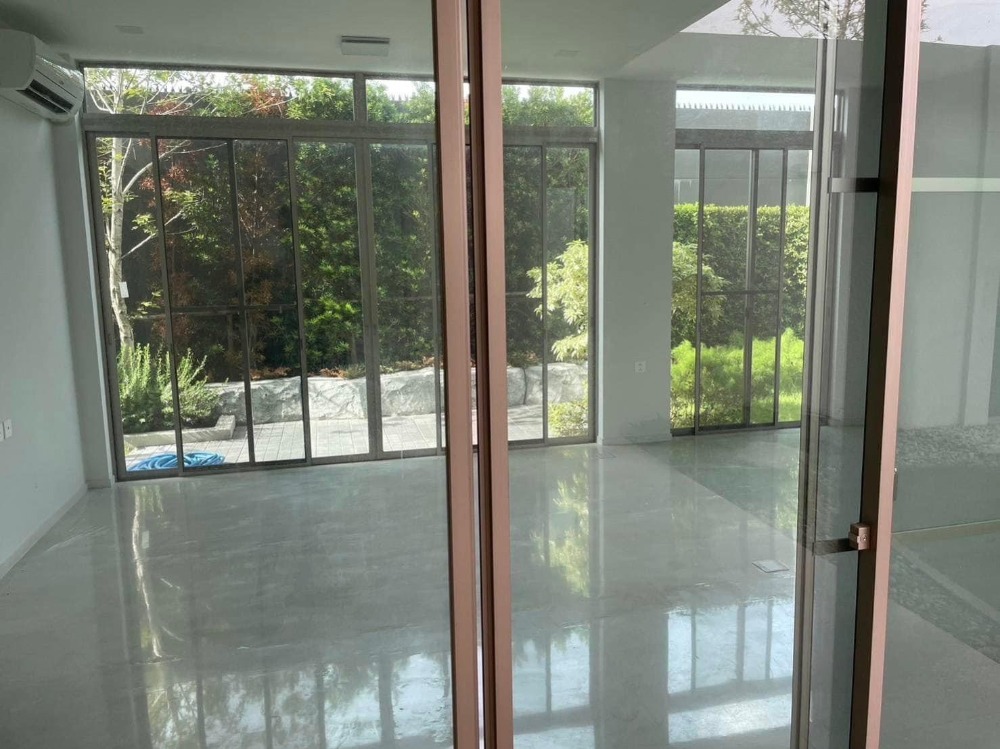 For Sale 3 bedrooms VIVE Rama 9 Luxury Detached House Pet friendly Partly Furniture Special selling price 36 MB.