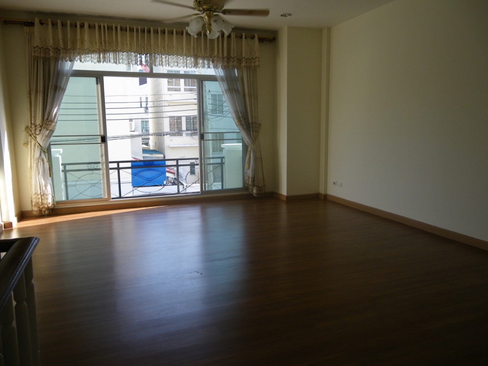 For Sale 3 bedrooms Baan Klang Muang The Royal Monaco Srinakarin-Pattanakarn Townhouse Pet friendly Ready to move in