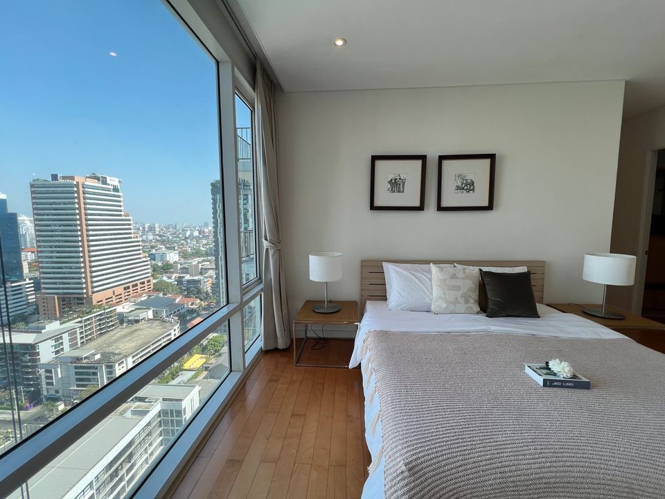 For Rent 2 bedrooms Fullerton Sukhumvit High floor Pet friendly Near BTS Thonglor Fully furnished Ready to move in