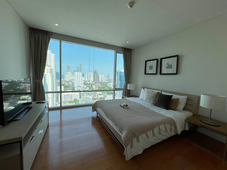 For Rent 2 bedrooms Fullerton Sukhumvit High floor Pet friendly Near BTS Thonglor Fully furnished Ready to move in