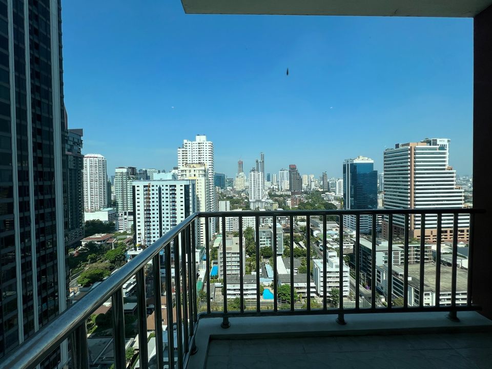 For Rent 2 bedrooms Fullerton Sukhumvit High floor Pet friendly Near BTS Thonglor Fully furnished Ready to move in