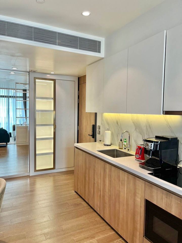 For Rent 2 bedrooms MUNIQ Sukhumvit 23 Luxury Condo Pet friendly Near BTS Asoke Fully furnished Ready to move in