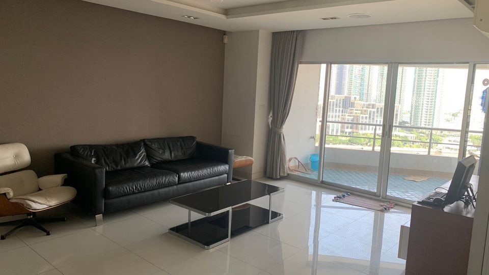 For Rent condo 4 bedrooms at Saichol Mansion Penthouse river view near BTS Krung Thonburi Fully furnished Ready to move in Rental 75,000 THB.