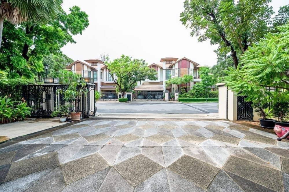 For Sale/Rent detached house 5 bedrooms at Baan Sansiri Sukhumvit 67 Superluxury House Corner unit  Private Swimming Pool with Jacuzzi Near BTS Phrakhanong Fully furnished  Ready to move in