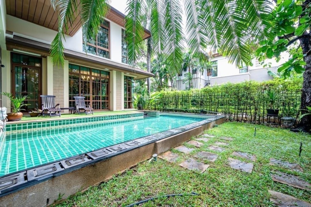 For Sale/Rent detached house 5 bedrooms at Baan Sansiri Sukhumvit 67 Superluxury House Corner unit  Private Swimming Pool with Jacuzzi Near BTS Phrakhanong Fully furnished  Ready to move in