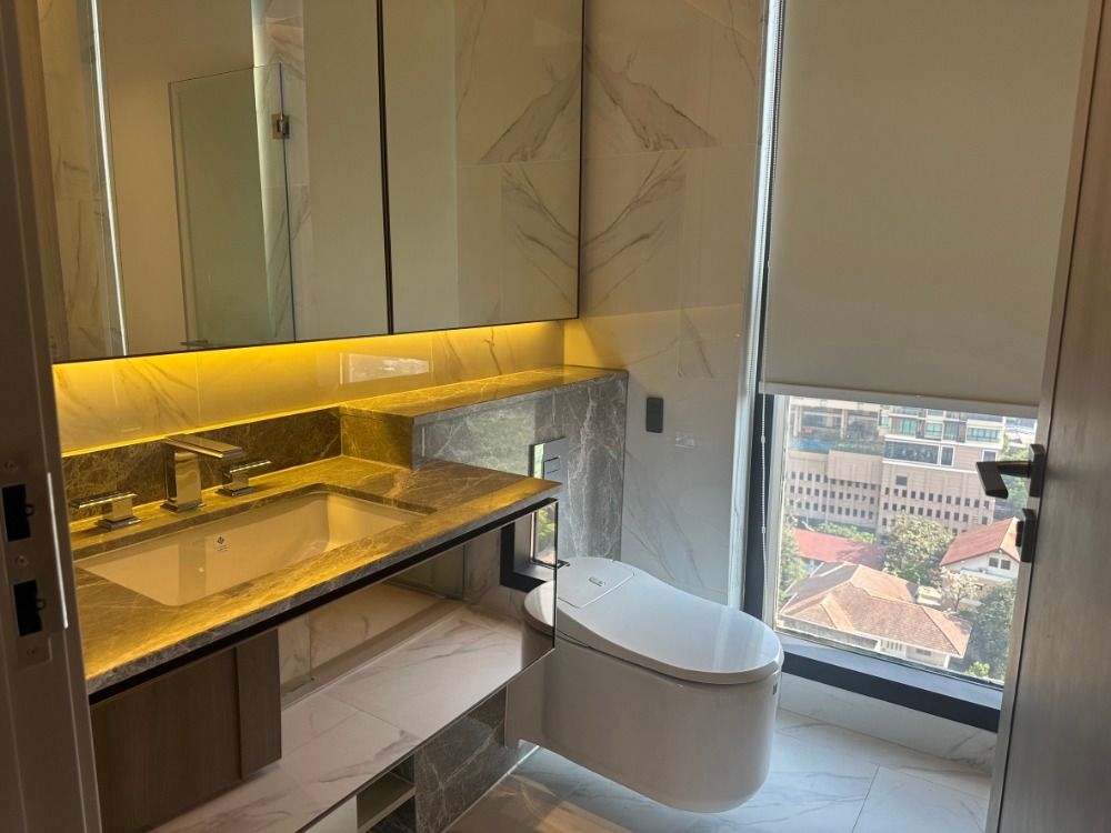 For Rent 1 bedroom The Reserve Sathorn Luxury Condo Near BTS Chong Nonsi Fully furnished Ready to move in