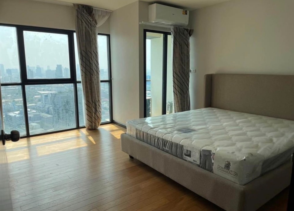 For Rent 3 bedrooms Sathorn Garden Condo High floor Near BTS Saladaeng Fully furnished Ready to move in