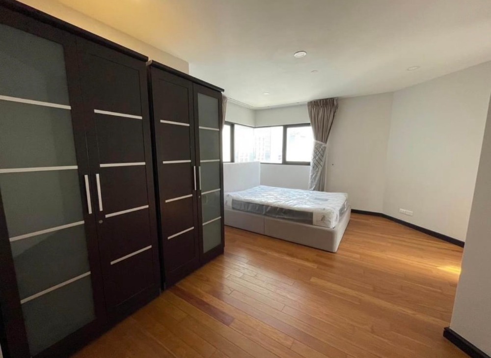 For Rent 3 bedrooms Sathorn Garden Condo High floor Near BTS Saladaeng Fully furnished Ready to move in