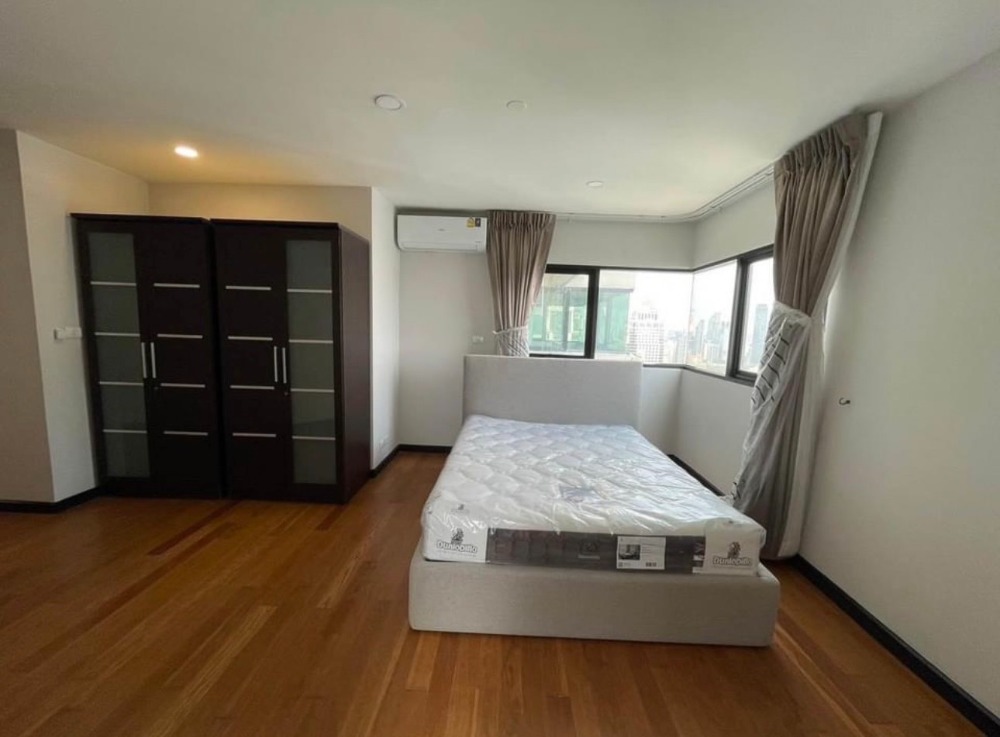 For Rent 3 bedrooms Sathorn Garden Condo High floor Near BTS Saladaeng Fully furnished Ready to move in