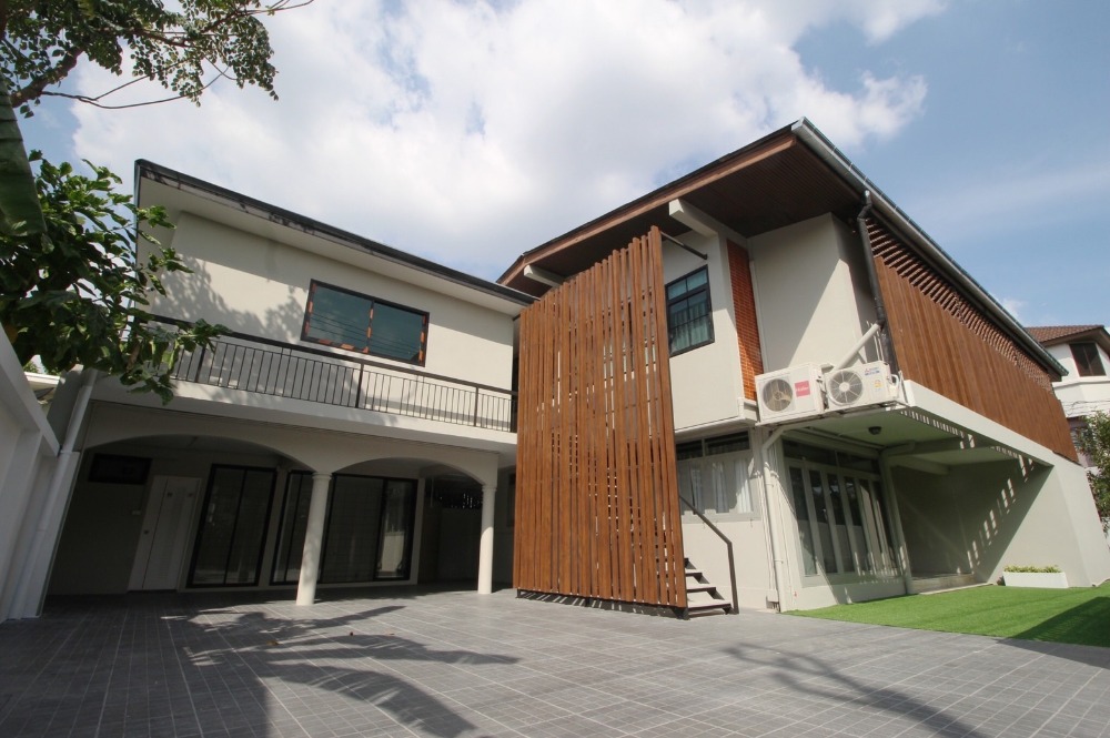 For Rent: Spacious Detached House 6 bed rooms Pet-Friendly , Near SISB International School & Huaykwang area.