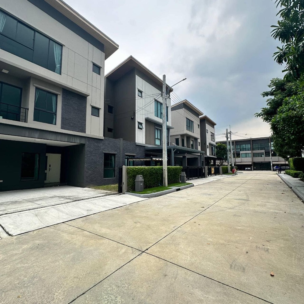 For Rent: House 3 Storeys, Baan Klang Muang Ramintra 83 Station, 4 Bedrooms /4 Bathrooms *Fully Furnished /Corner Unit & Pet Friendly* Ready to move in