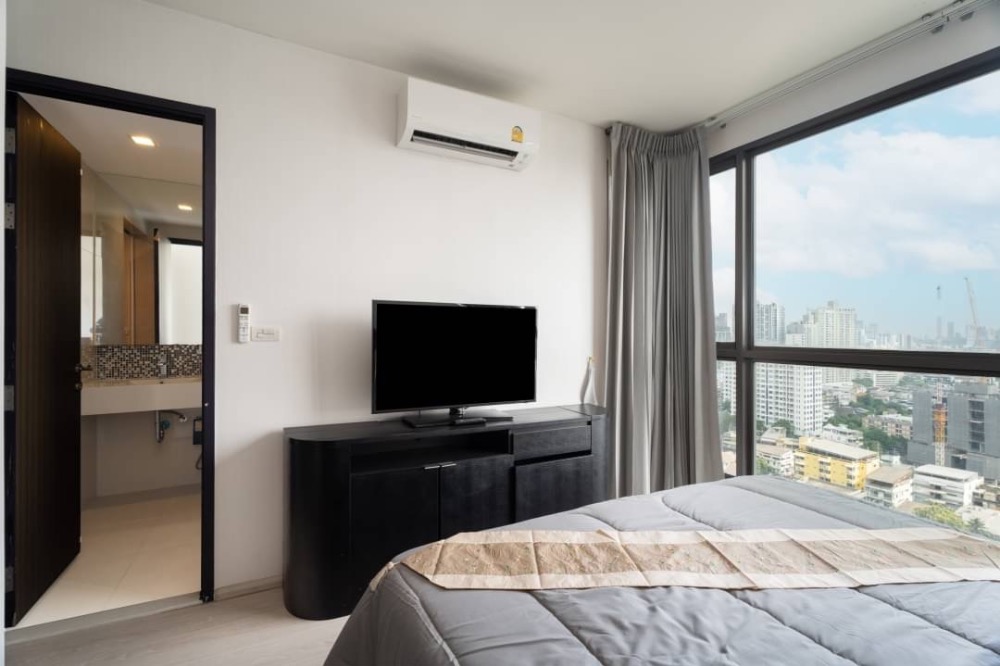 For Sale: Condo, Rhythm Sukhumvit 44/1, 2 Bedrooms /1 Bathroom *Fully Furnished /High Floor /Corner Unit & Ready to move in*